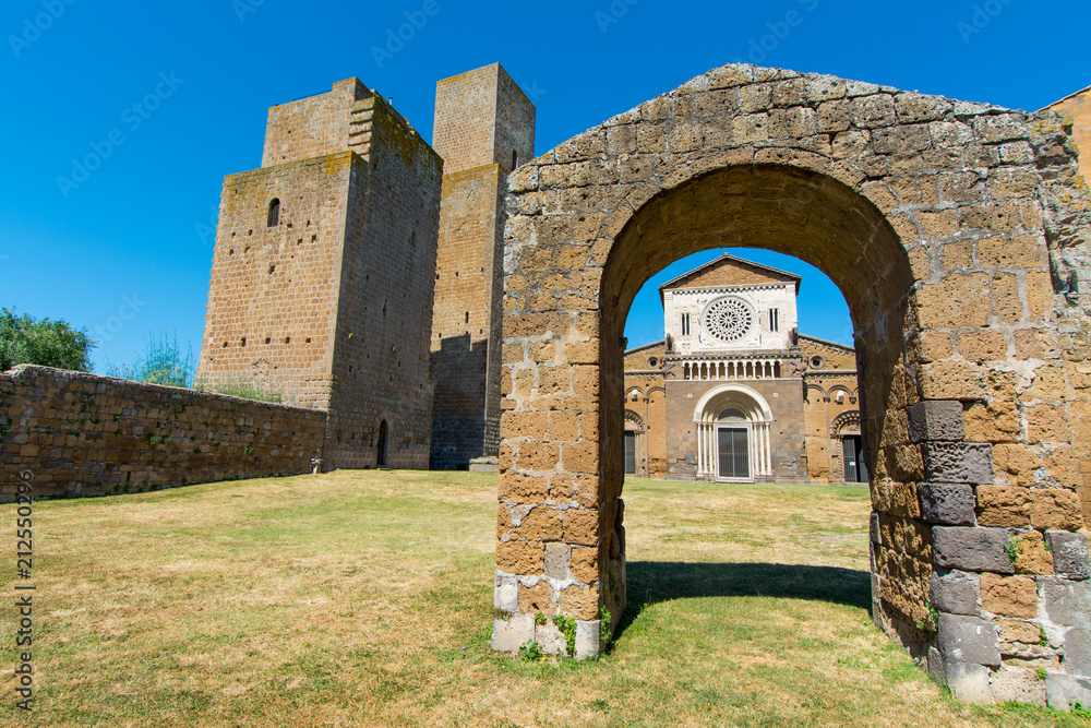 Φωτογραφία Tuscania, Viterbo, Italy: Exterior of San Pietro Church