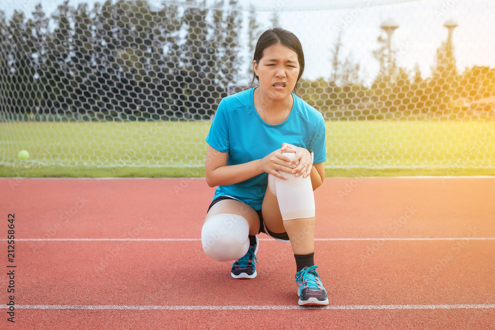 Obraz premium Athlete woman suffering from pain in legs with knee injury after sport exercise running jogging