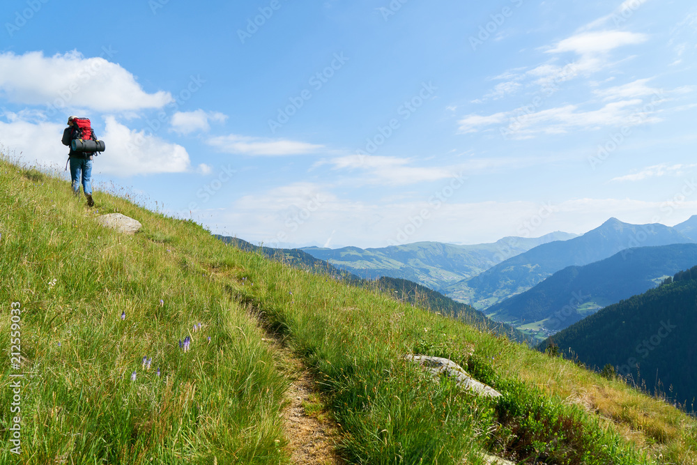 Mann beim Wandern im Sommer in den Alpen