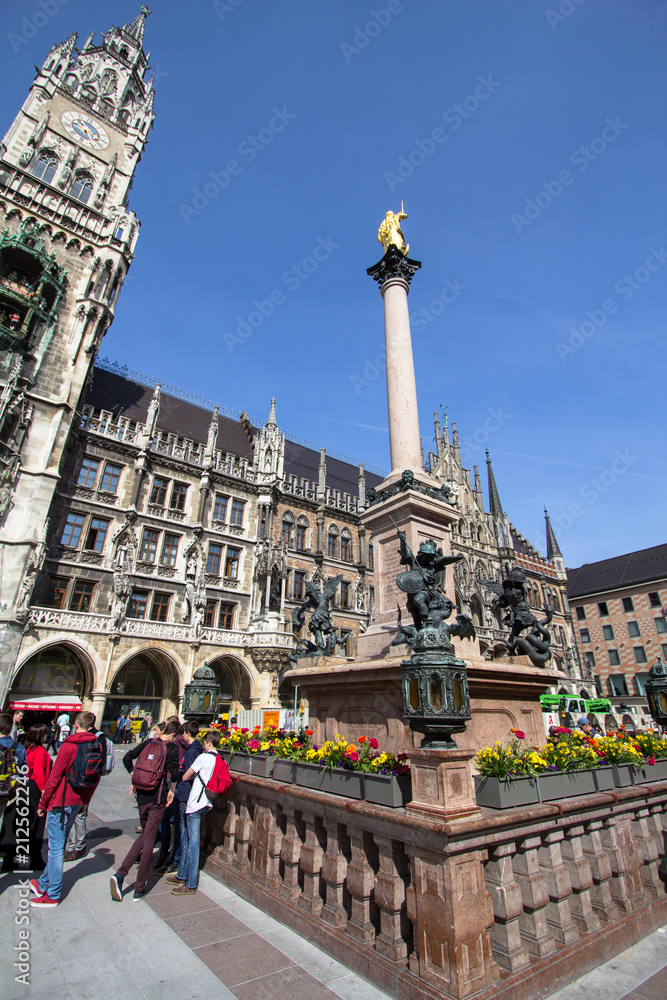 Naklejka premium Nowy ratusz na Marienplatz, Monachium, Niemcy