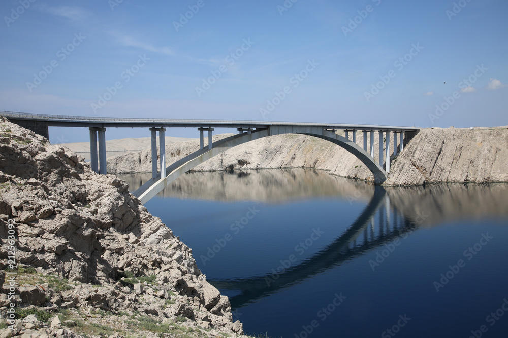 Brücke vom Festland zur Insel Pag, Kroatien, Europa