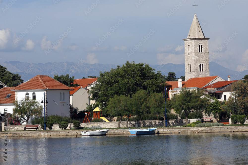 Obraz premium Altstadt Nin mit Fischerboote, Kroatien, Europa