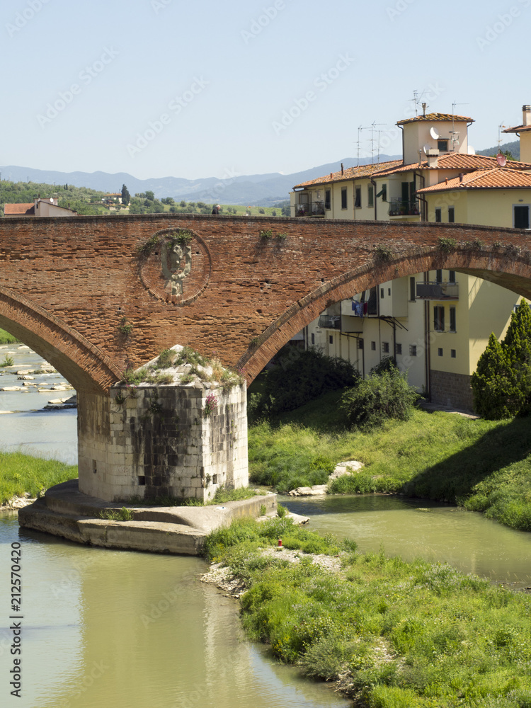 Toscana,Pontassieve,il ponte mediceo.