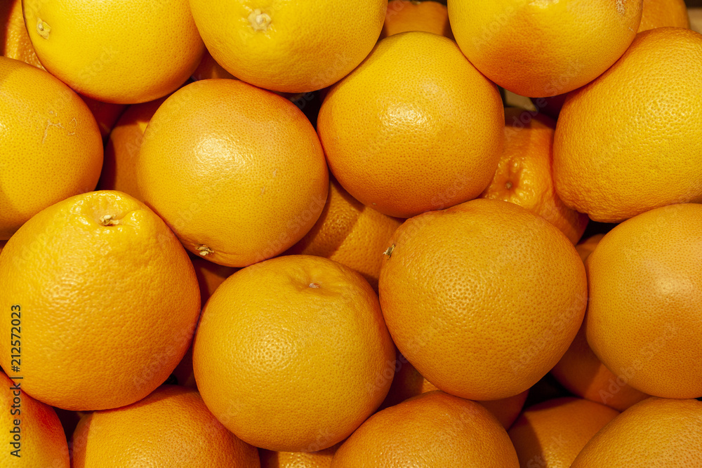 Oranges spread out evenly in the shop window. Oranges spread out evenly in the shop window.