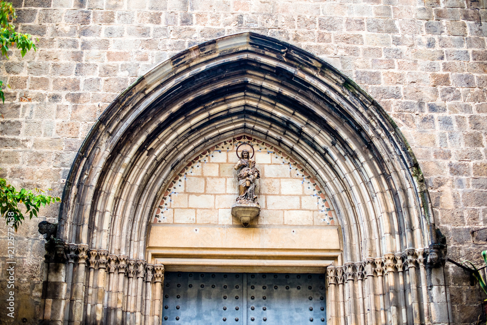 Obraz premium Front door to the Catholic Church in Barcelona 