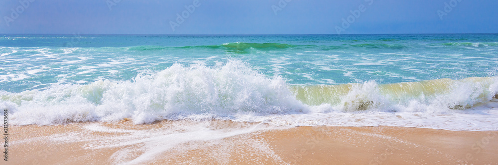 Fototapeta Ocean Atlantycki, widok z przodu fal na plaży, tavel i lato panoramiczne tło, baner internetowy