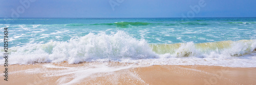 Foto Atlantic ocean, front scenic view of waves on the beach, travel and summer panor