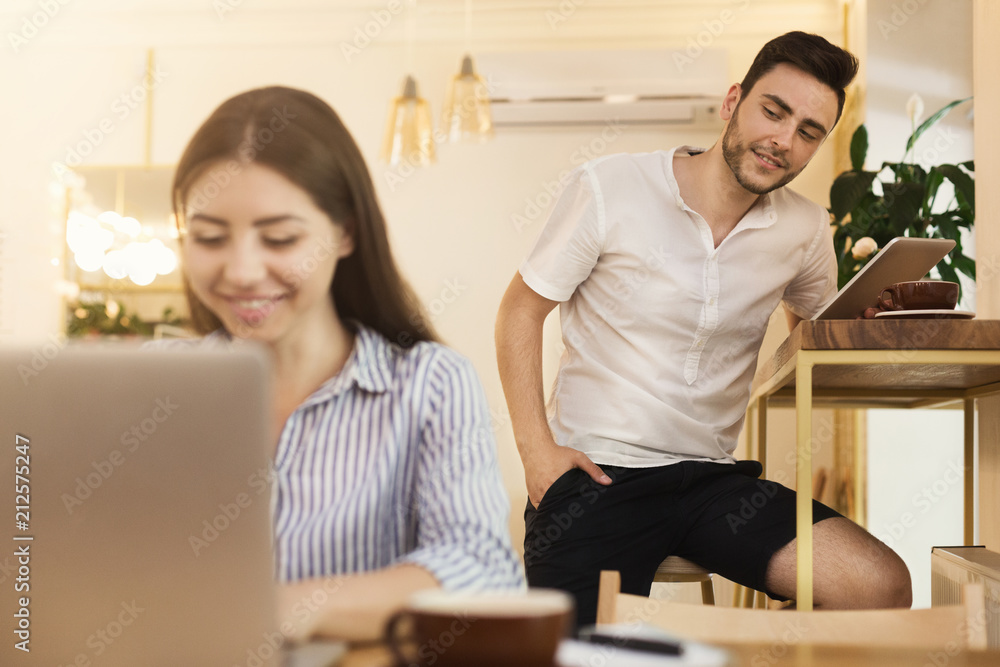 Woman looking for boyfriend, find love on internet Woman looking for boyfriend, find love on internet