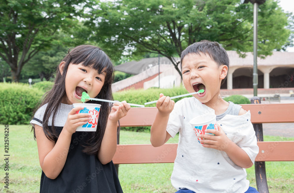 かき氷を食べる子供 Stock 写真 Adobe Stock