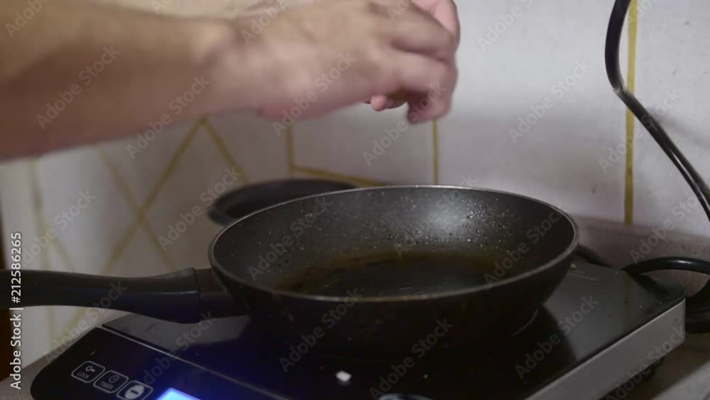 Cooking an egg in slow motion Cooking an egg in slow motion