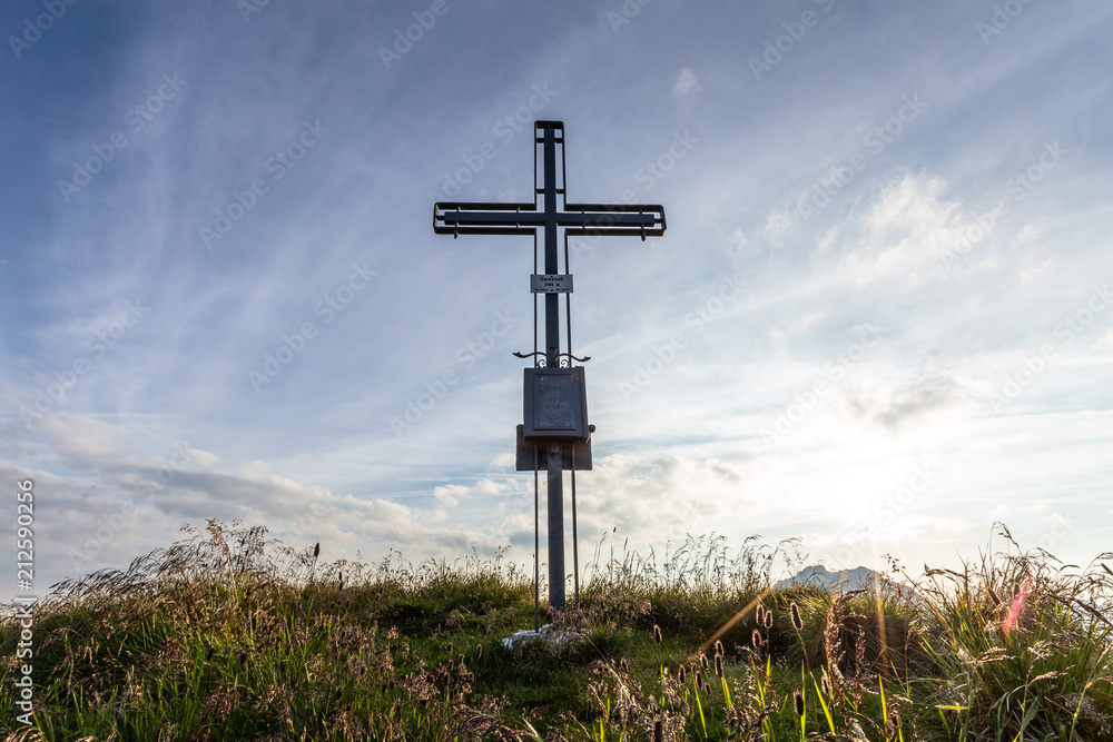 Gipfelkreuz am Berg mit blauem Himmel und Wolken Gipfelkreuz am Berg mit blauem Himmel und Wolken