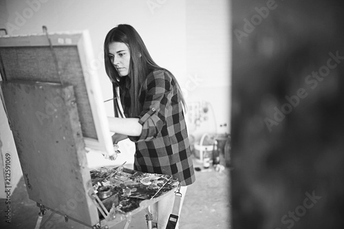 Foto Search for inspiration, muse artist girl paint