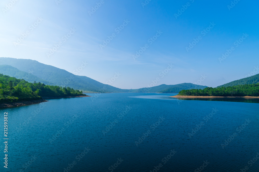 朝靄の野反湖