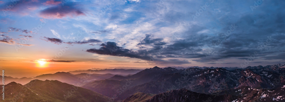 Fototapeta premium Panorama de la chaîne des Pyrénées au levé du jour