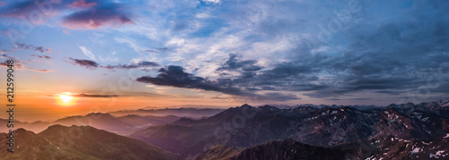 Panorama de la chaîne des Pyrénées au levé du jour