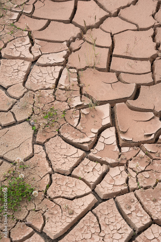 Trockene, rissige rote Erde - Hintergrund