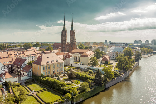Obraz na płótnie Poland. Wroclaw. Ostrow Tumski, park, and Odra River. Aerial 4K video. w salonie