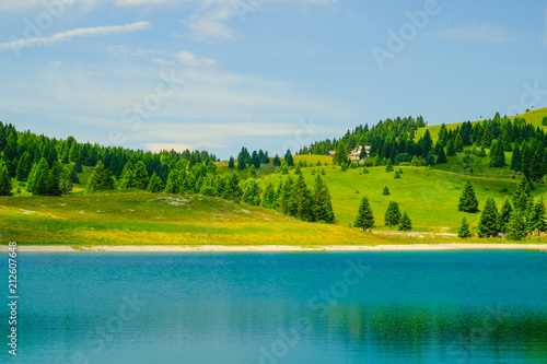 Panorami di un bellissimo laghetto di montagna color smeraldo in una giornata estiva di sole; Folgaria - Passo Coe - Trentino Alto Adige - Italia