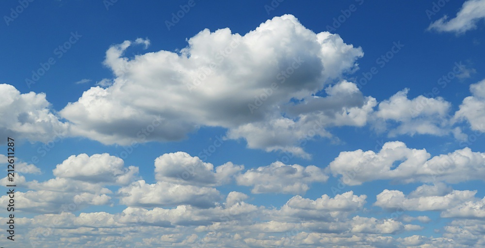Fototapeta premium Beautiful cloudscape in blue sky, natural clouds background 