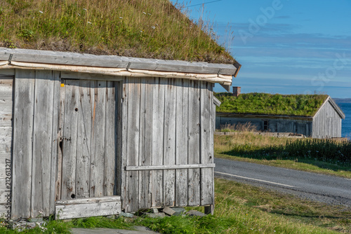 Schilderij op canvas Close-Up of Weathered Pomor Trade House with Road and Ocean View, Hamningberg Gh