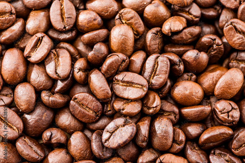 Fototapeta premium Roasted Brown coffee beans background Close Up