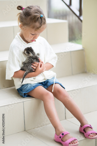 little girl plays for four years with a kitten