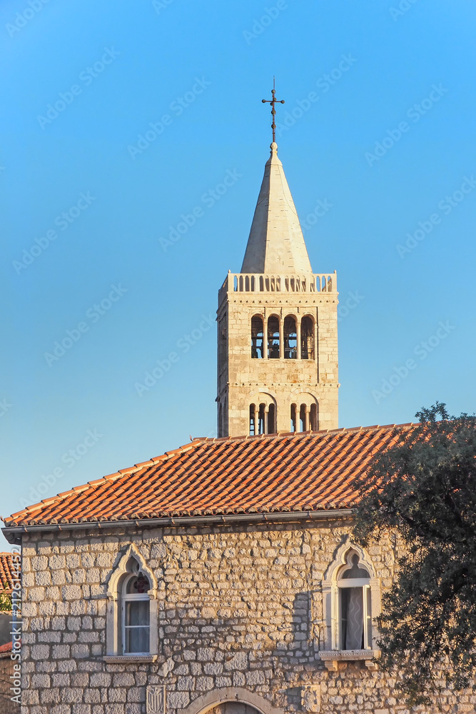 Marienkirche mit Glockenturm in der Altstadt von Rab, Kroatien Marienkirche mit Glockenturm in der Altstadt von Rab, Kroatien