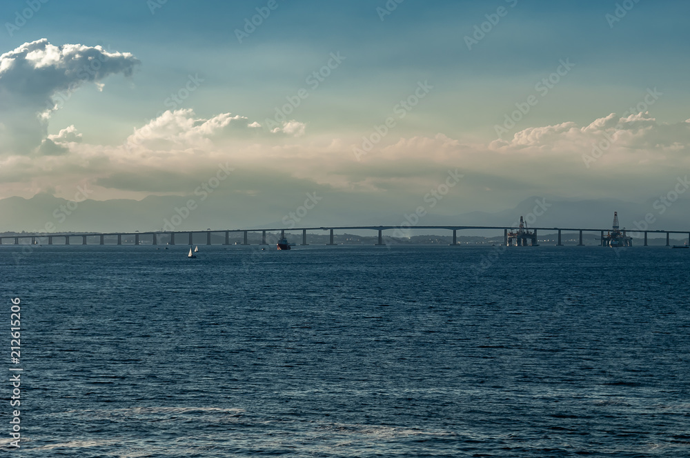 A popular Ponte Rio–Niterói, atravessa a Baía de Guanabara, com bela vista do mar, barcos,porto do Rio, plataformas de petroleo, conectando as cidades do Rio de Janeiro, Niterói e regiao dos lagos.