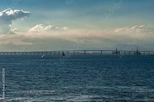 A popular Ponte Rio   Niter  i  atravessa a Ba  a de Guanabara  com bela vista do mar  barcos porto do Rio  plataformas de petroleo  conectando as cidades do Rio de Janeiro  Niter  i e regiao dos lagos.