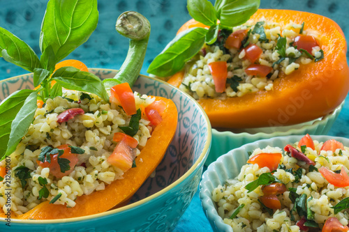 Bulgursalat mit Tomaten und Kräutern in einer Paprika photo