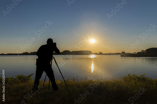 Silhouette von einem Fotografen beim Sonnenuntergang