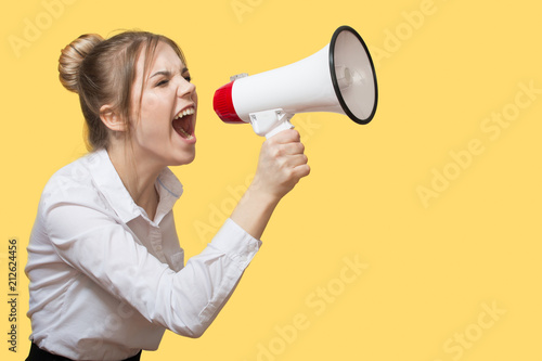 Fotografi woman screaming into a megaphone