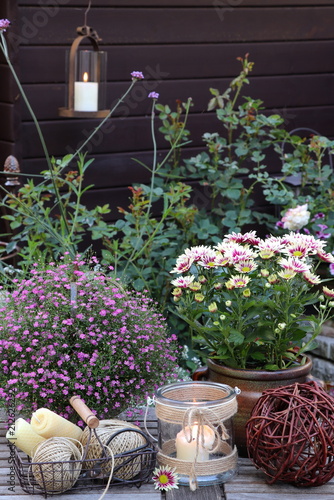Gartendekoration mit Blumen und Kerzen