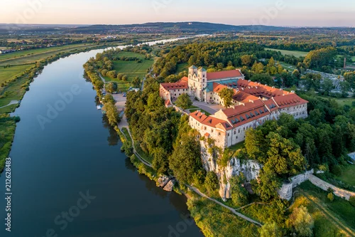 Fototapeta Tyniec pod Krakowem, Polska. Opactwo benedyktynów, klasztor i kościół na skalistym klifie i Wiśle. Widok z lotu ptaka o zachodzie słońca. Klasztor na Bielanach daleko w tle