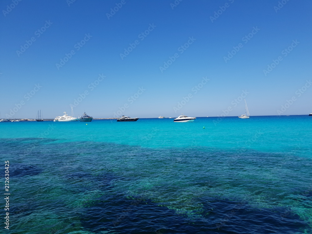 Playa Formentera oceáno y cielo junto yate barco