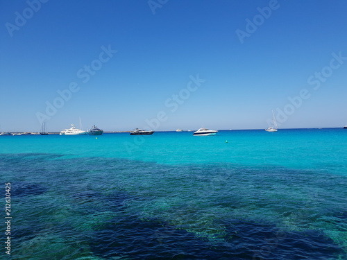 Playa Formentera oceáno y cielo junto yate barco © maria