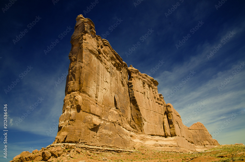 rock,wall,massive,large,desert,utah,sky,jagged,texture,heavy,majestic