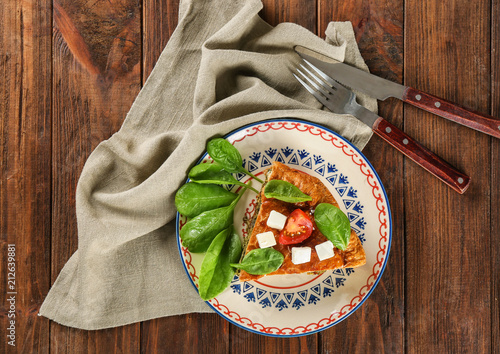 Fotografía Piece of tasty pie with spinach on plate