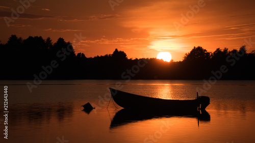 Zachód słońca nad wodą, łódka, jezioro