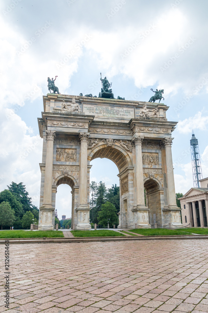 Fototapeta premium Historic Arch of Peace (Porta Sempione).