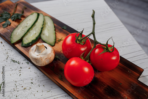 Fotografie tomatoes on a board