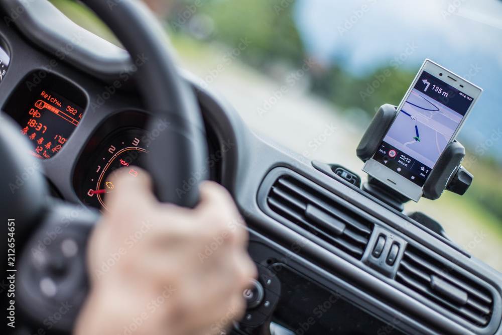 Auto Cockpit von innen, Interieur, Hände am Lenkrad, Smartphone in Handyhalterung, Navigation Auto Cockpit von innen, Interieur, Hände am Lenkrad, Smartphone in Handyhalterung, Navigation