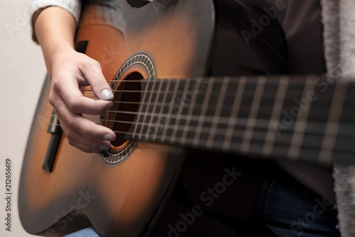 Mädchen spielt Gitarre , rechte Hand