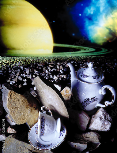 Kawa na pierścieniu Saturna, dzbanek z kawą na meteorycie