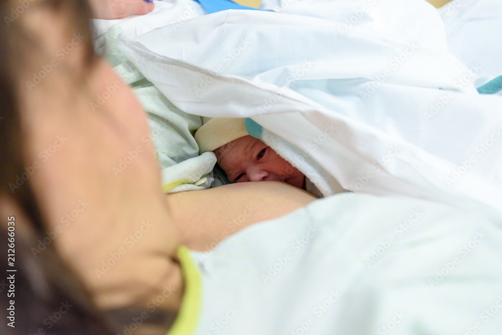 Bebé recién nacido con su madre Bebé recién nacido con su madre