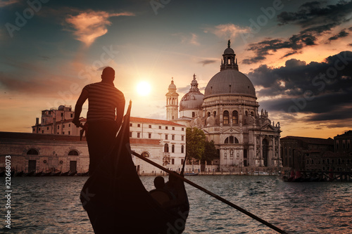 Tableau sur toile Silhouette of Venezian gondolier punting gondola in Grand canal.