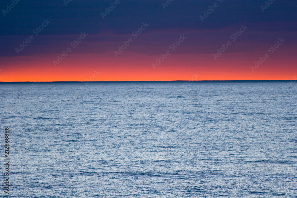 Obraz premium Red sky over calm ocean