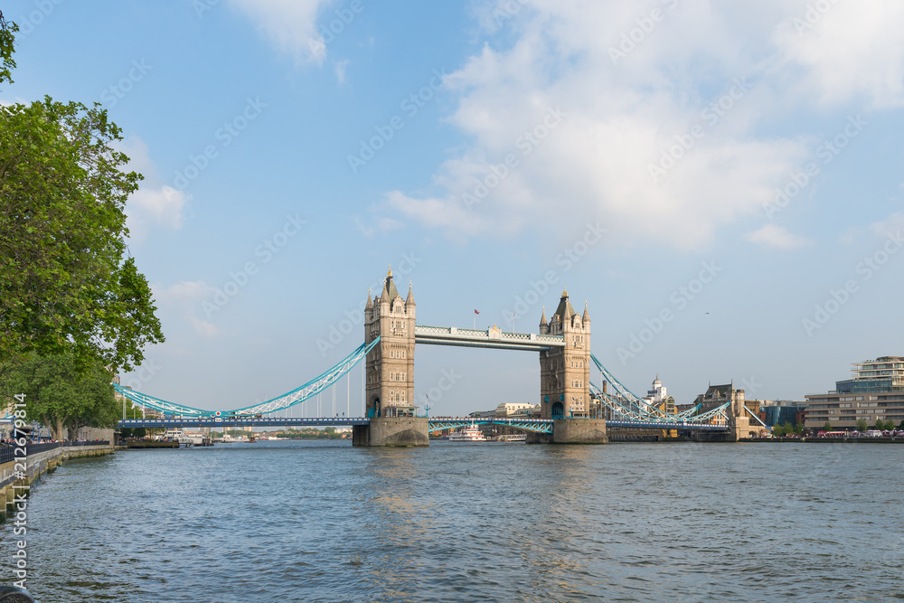 Obraz premium Spectacular View of London's Tower Bridge, United Kingdom
