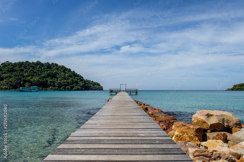 Obraz premium Pier into the ocean