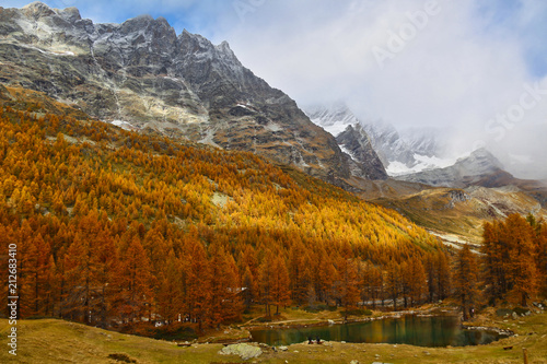 Alpi, Italia - Lago Blu in autunno